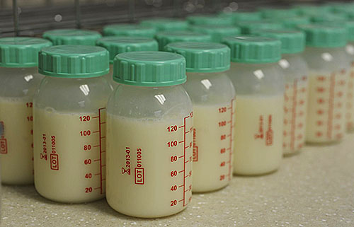 bottles-of-donor-human-milk-the-institute-for-breastfeeding-and